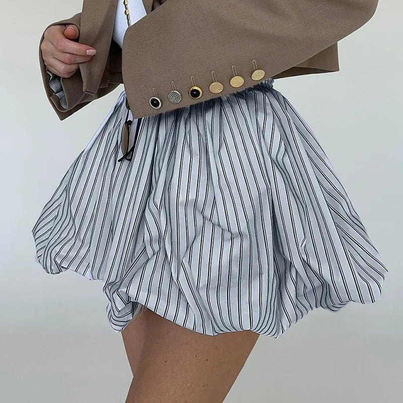 Striped high waist pleated mini skirt in white – French summer 2025 fashion