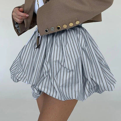 Striped high waist pleated mini skirt in white – French summer 2025 fashion