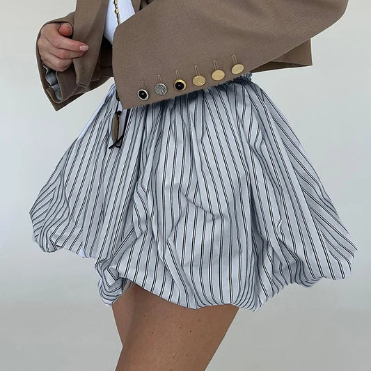Striped high waist pleated mini skirt in white – French summer 2025 fashion